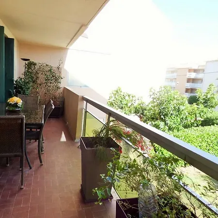 F2 Contemporain Refait A Neuf Avec Terrasse A 5 Minutes De La Apartment